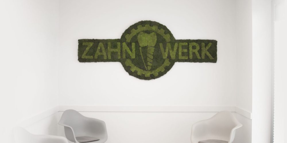zahnwerk-hildesheim-eingang-praxis-wartezimmer-wand-001